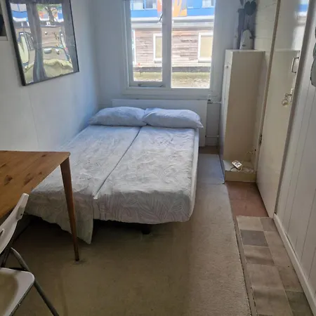 Houseboat Bed & Breakfast 3*